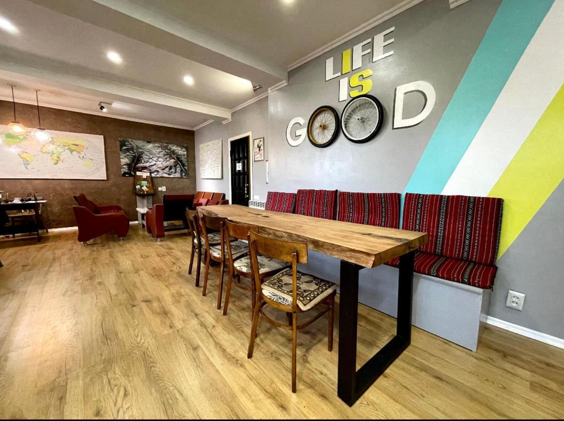Duet Hostel & Hotel Каракол Екстериор снимка