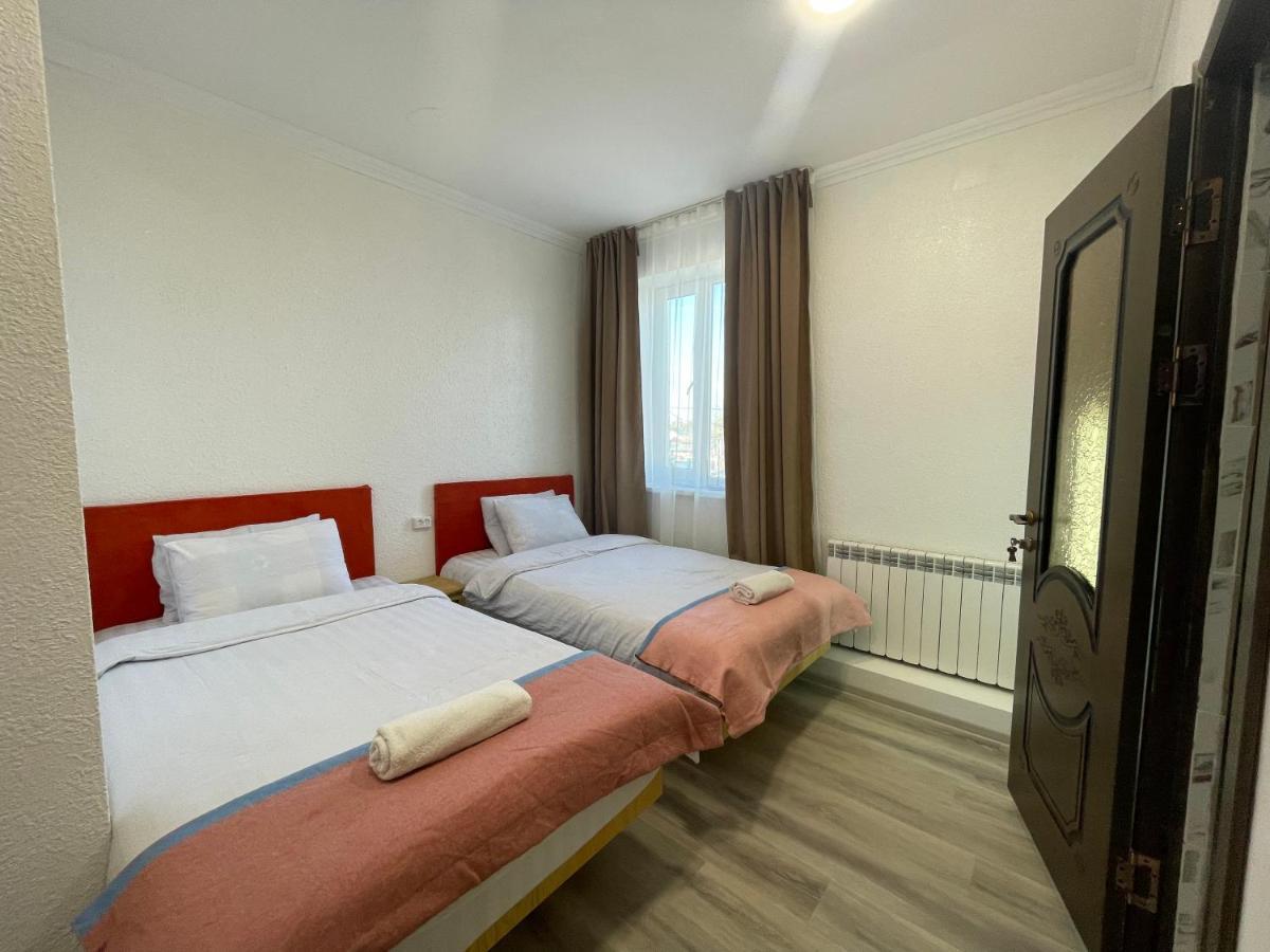 Duet Hostel & Hotel Каракол Екстериор снимка