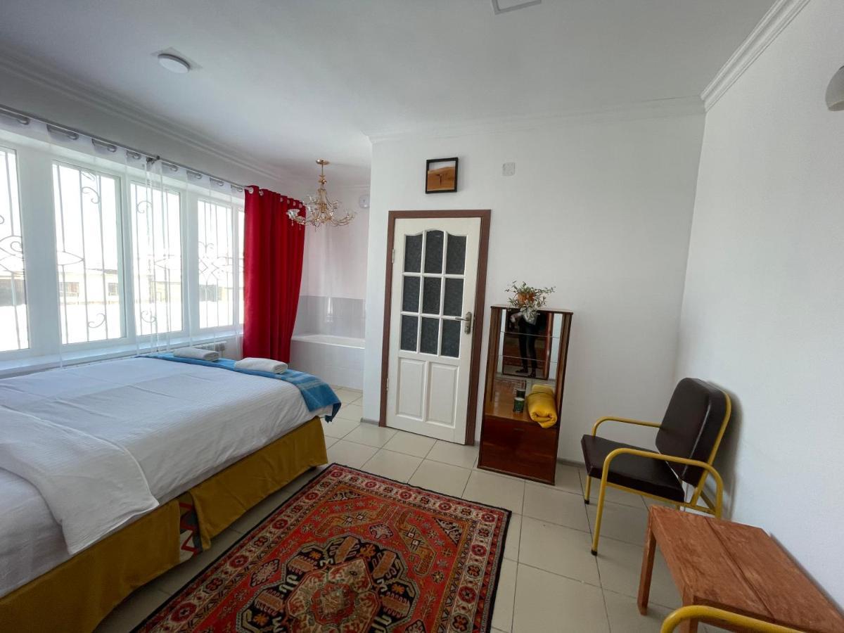Duet Hostel & Hotel Каракол Екстериор снимка