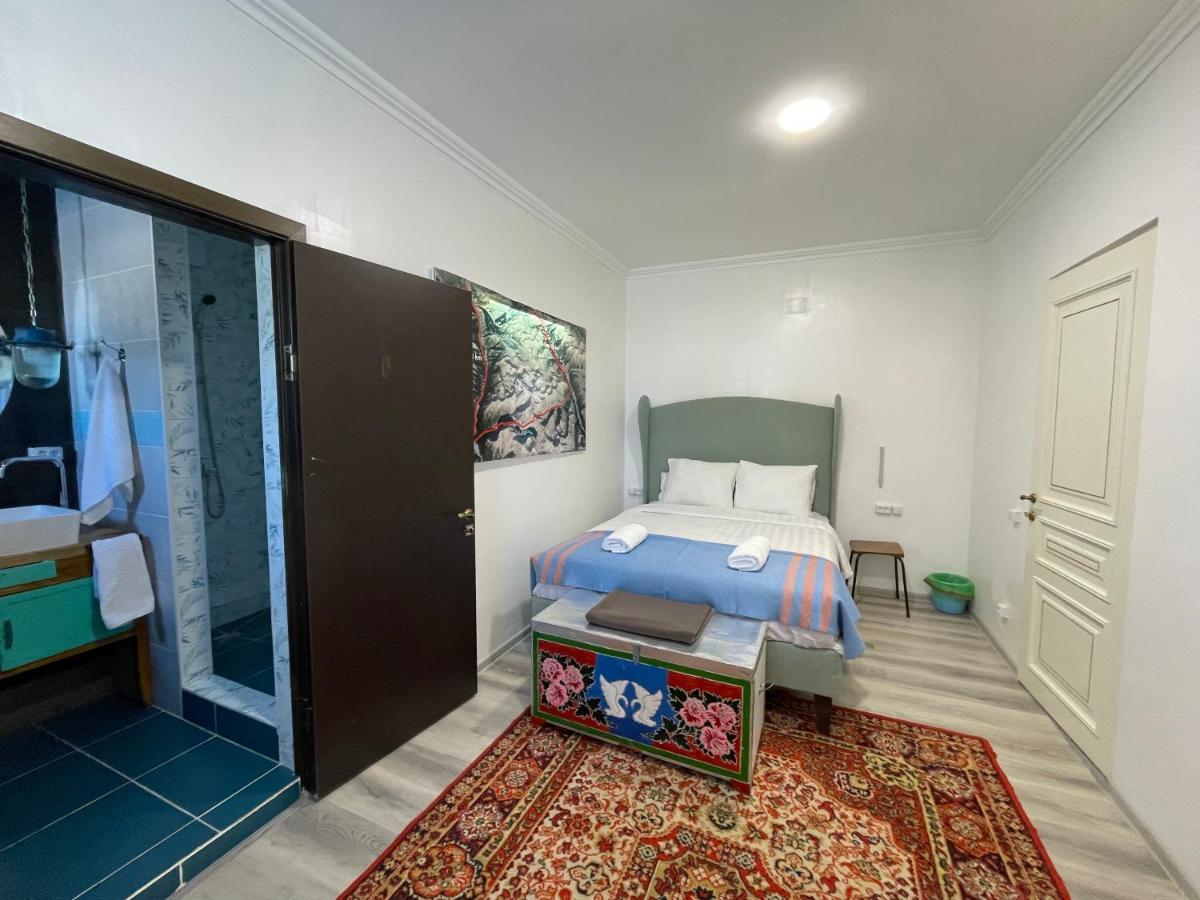 Duet Hostel & Hotel Каракол Екстериор снимка