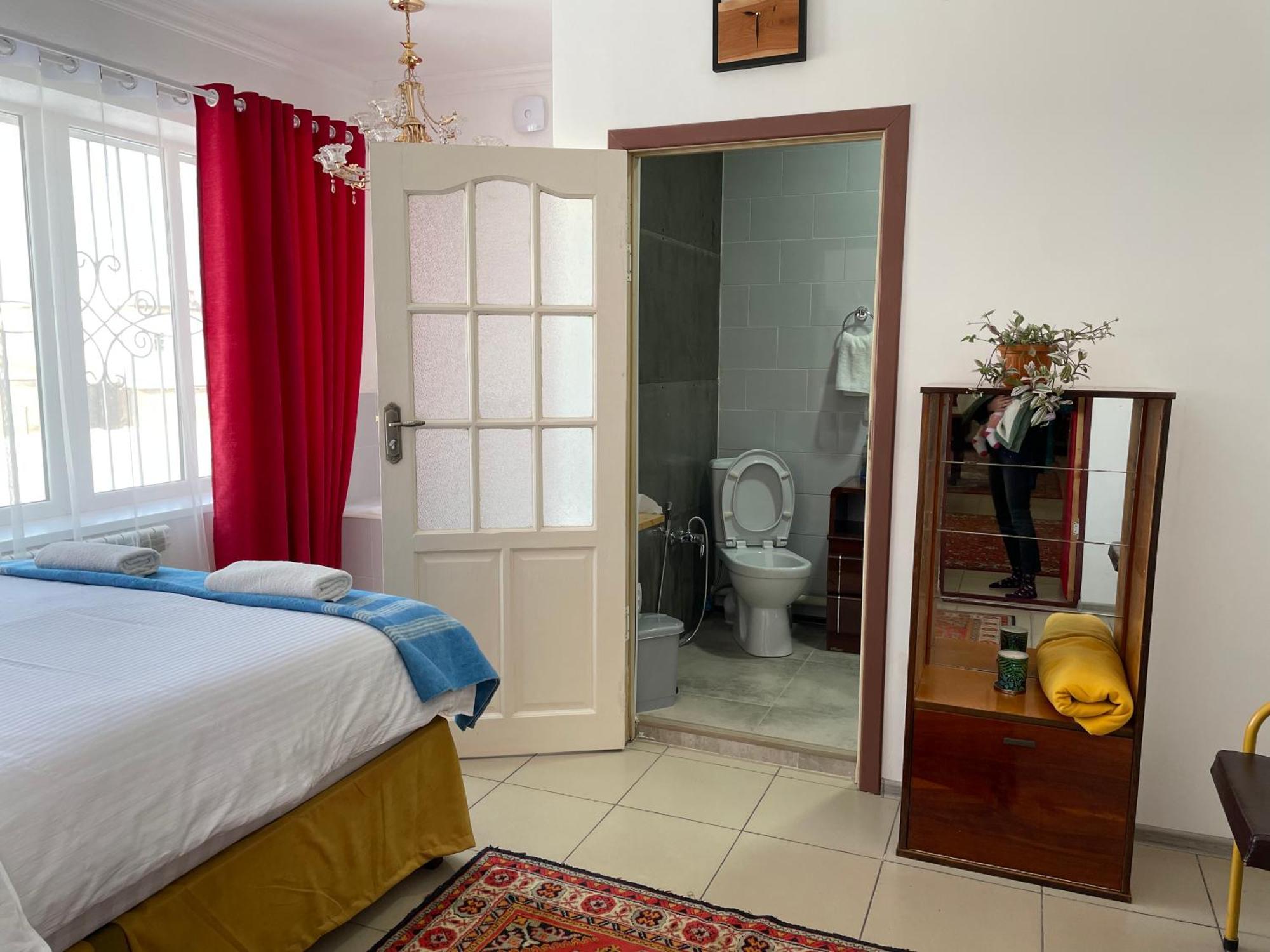 Duet Hostel & Hotel Каракол Екстериор снимка