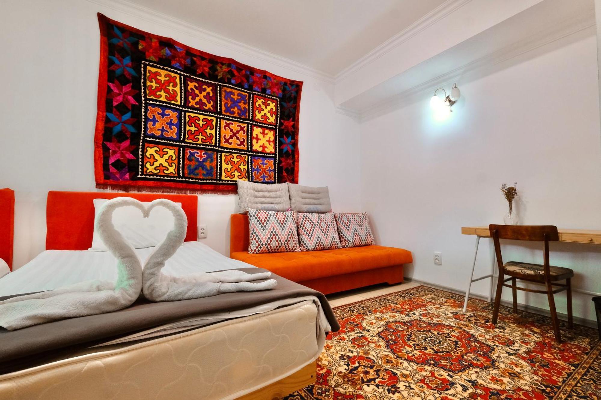 Duet Hostel & Hotel Каракол Екстериор снимка