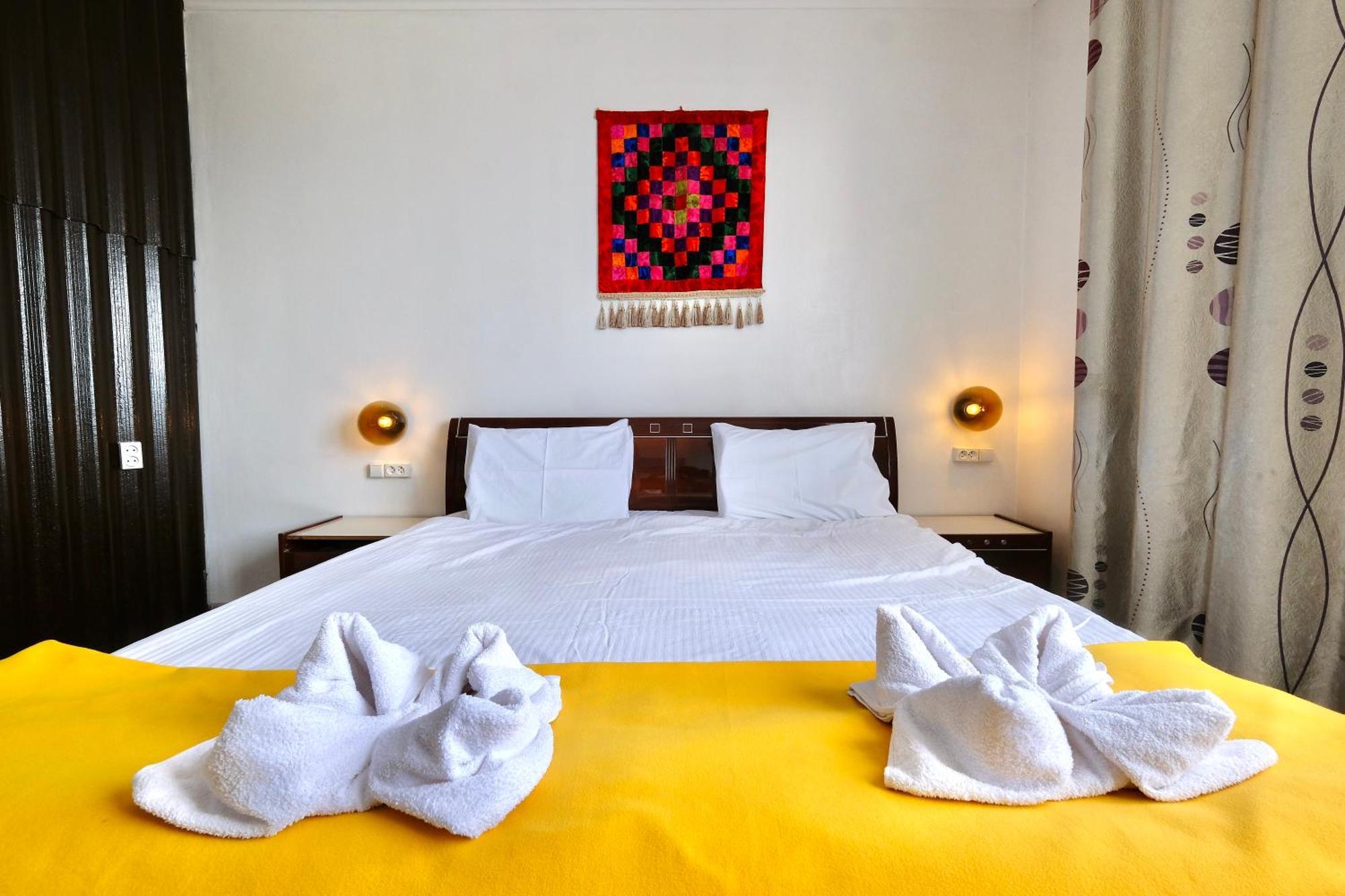 Duet Hostel & Hotel Каракол Екстериор снимка