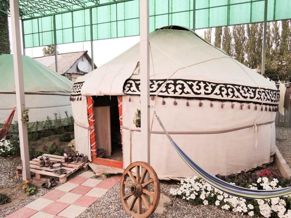 Duet Hostel & Hotel Каракол Екстериор снимка